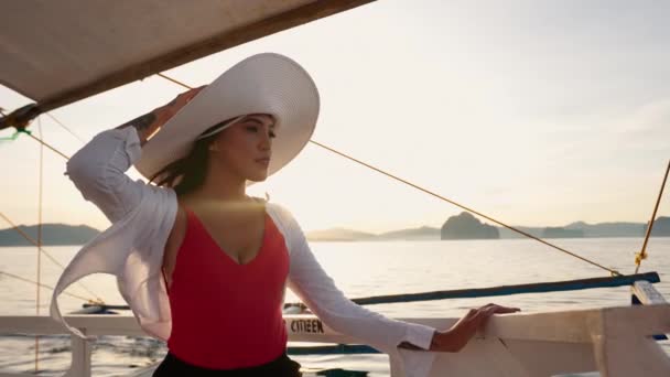 Kobieta relaks na łodzi Outrigger w kapeluszu Sun — Wideo stockowe