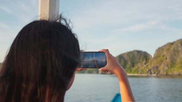 妇女在智能手机上从船上拍摄直升机岛 — 图库视频影像