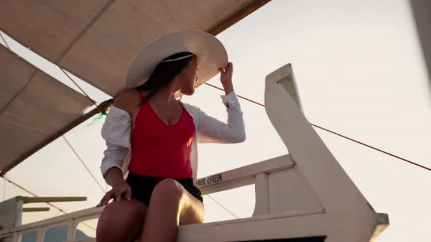 船外機で太陽の帽子でリラックスした女性 — ストック動画