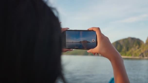 Akıllı Telefondan Helikopter Adası 'nı Çeken Kadın — Stok video
