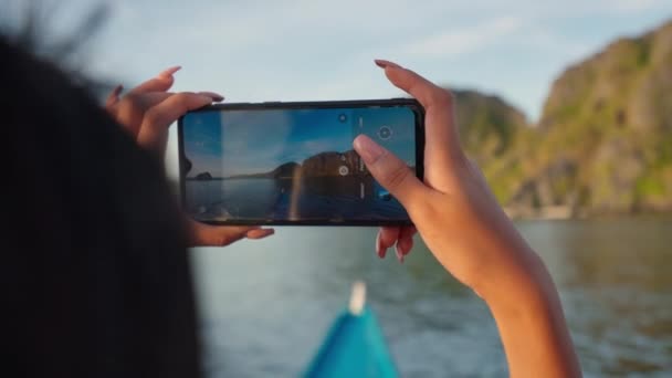 Frau filmt Helikopterinsel vom Boot aus mit Smartphone — Stockvideo