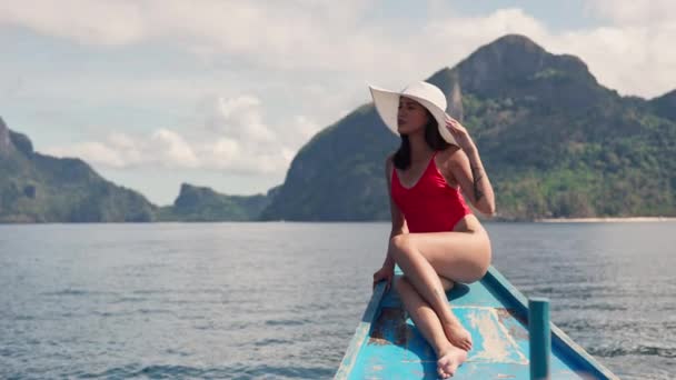 Mujer en traje de baño y sombrero de sol tomando el sol en la cubierta del barco — Vídeo de stock