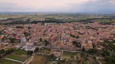 Castello D 'Empuries Town' a giden İHA uçağı