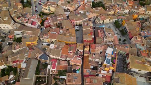 Drone flyg mot Rooves och gator Castello D 'Empuries — Stockvideo