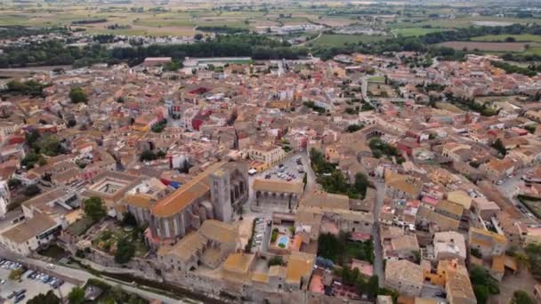 Vuelo de drones sobre la ciudad de Castello D 'Empuries — Vídeos de Stock