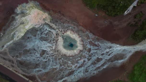 Drone volo sopra piscina Geyser e circostante paesaggio geotermico — Video Stock
