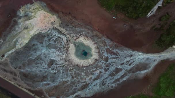 Drone Flight Over  Geyser Pool And Surrounding Geothermal Landscape — ストック動画