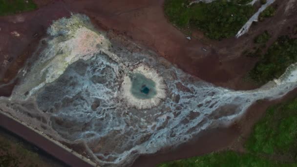 Drone Flight Over  Geyser Pool And Surrounding Geothermal Landscape — ストック動画