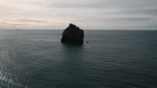 ケフラック沖の海上スタックへのドローン — ストック動画