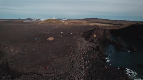 Drone sobre la costa y el paisaje de KeflavK — Vídeos de Stock