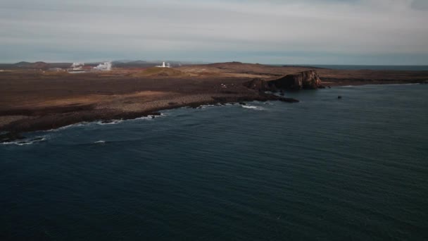 Drone over zee naar kust en landschap van KeflavK — Stockvideo