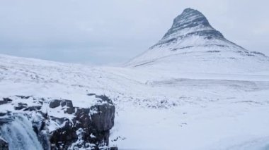 Şelalenin Üzerinde İnsansız Hava Aracı ve Kirkjufell ile Karlı Arazi