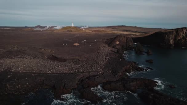 Drone sobre o mar Rumo à costa e paisagem de KeflavK — Vídeo de Stock