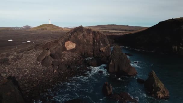 바다를 가로지르는 드론 과 케 플라스크 해안을 가로지르는 드릴 — 비디오