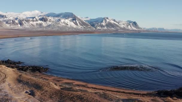 Vuelo de drones sobre la costa helada y el mar hacia las montañas — Vídeo de stock