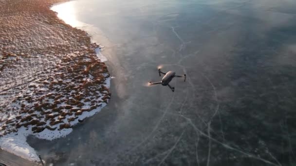 Drone schot van drone vliegen over bevroren meer — Stockvideo