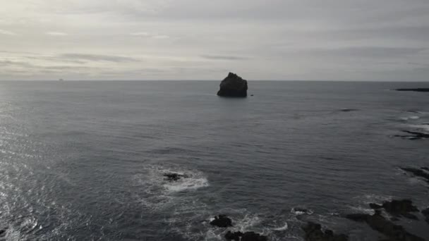 ケフラック沖の海上スタックへのドローン — ストック動画
