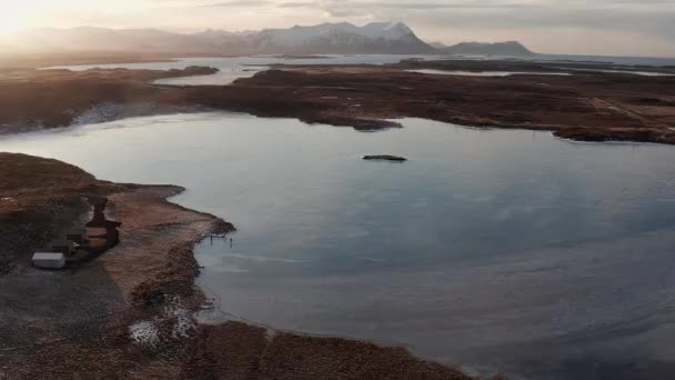 Drone del paisaje soleado del lago congelado y las montañas — Vídeo de stock