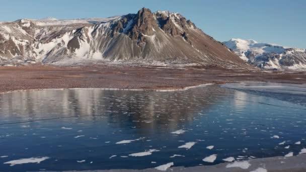 Drone sobre congelado mar y nieve cubierto playa a las montañas — Vídeos de Stock