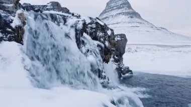 Şelalelerin İHA 'sı ve Kirkjufell Dağı ile Donmuş Peyzaj
