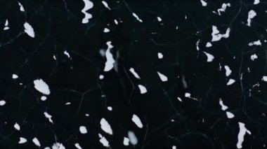 Çatlamış Buzun Üzerindeki İnsansız Hava Aracı Karla kaplı Dağlara