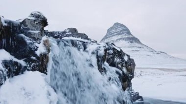 Şelalelerin İHA 'sı ve Kirkjufell Dağı ile Donmuş Peyzaj