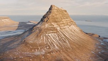 İnsansız hava aracı Kirkjufell Dağı 'nın etrafında dönüyor.