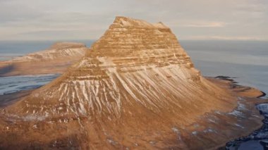 İnsansız hava aracı Kirkjufell Dağı 'ndan geri çekiliyor