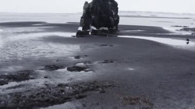 Hvitserkur üzerinde İHA Kara Kum Sahilinde Yığın