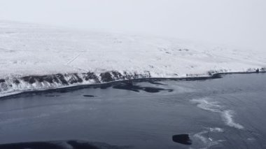 Kara Kum Kumsalındaki Düşük Gelgit Üzerine İHA Karlı Bölgeye Doğru