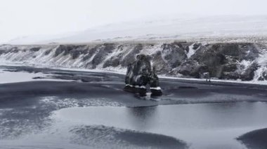 Drone Arcing Round Hvitserkur Kara Kum Sahilinde