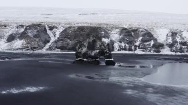 Drone Arcing Round Hvitserkur Kara Kum Sahilinde