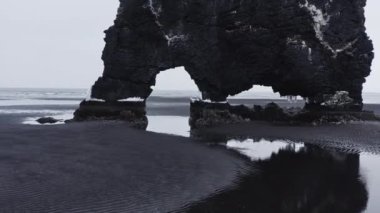 Drone Hvitserkur 'a doğru Kara Kum Sahilinde