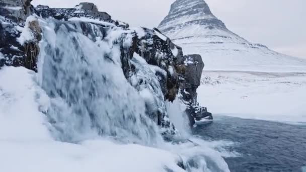 Drone van watervallen en bevroren landschap met Kirkjufell Mountain — Stockvideo