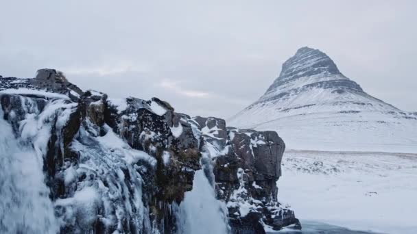 Drone Of Waterfalls And Frozen Landscape With Kirkjufell Mountain — ストック動画
