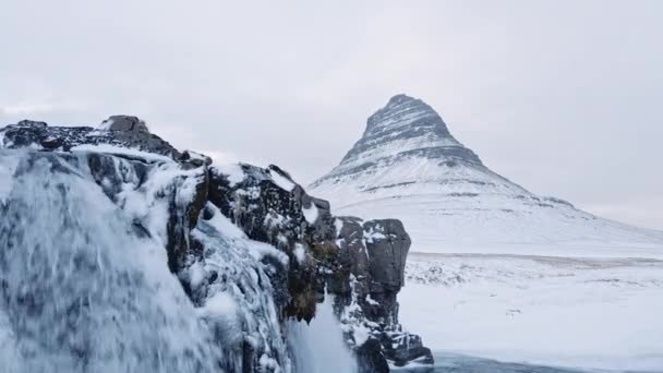 Drönare av vattenfall och fruset landskap med Kirkjufell Mountain — Stockvideo