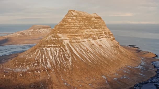 Drone trekt zich terug van Kirkjufell Mountain — Stockvideo