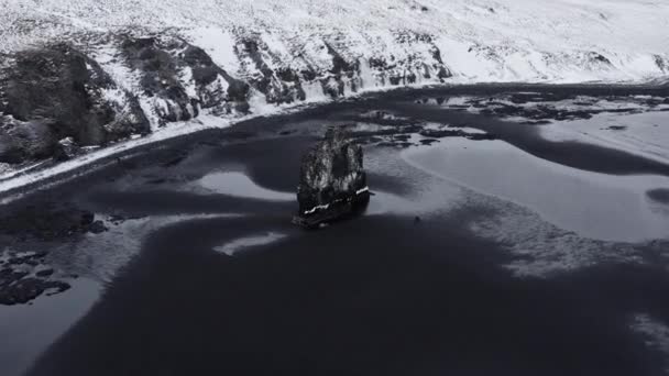 Drone πάνω από χαμηλή παλίρροια στη μαύρη άμμο παραλία προς Hvitserkur — Αρχείο Βίντεο