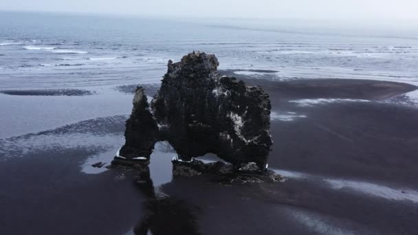 Drone Towards Hvitserkur On Black Sand Beach — 비디오