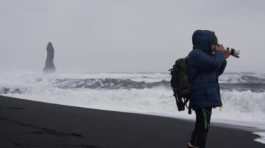 Siyah Kum Sahilinde Kameralı Fotoğrafçı