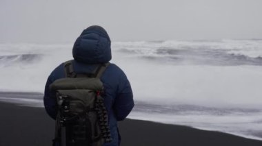 Fotoğrafçı Kara Kum Sahilindeki Kamerayı Ayarlıyor