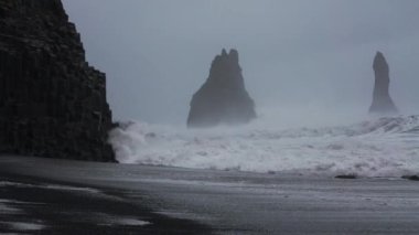 Fırtına dalgaları vuruyor Deniz yığınları ve Kara Kum Sahili