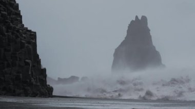 Fırtına dalgaları vuruyor Deniz yığınları ve Kara Kum Sahili