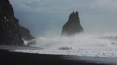 Sisli Deniz Yığını ve Kara Kum Sahilinde Düşen Deniz