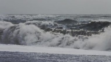 Sisli Deniz Yığını ve Kara Kum Sahilinde Düşen Deniz