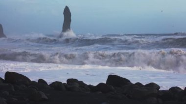 Deniz yığınlarına çarpıp Kara Kum Sahilinde sörf yapmak