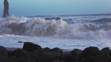Deniz yığınlarına çarpıp Kara Kum Sahilinde sörf yapmak