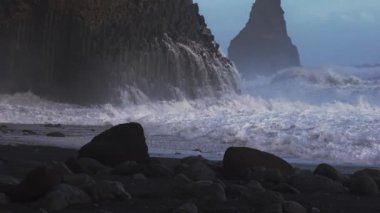 Kara Kum Sahilinde Kayalara Çarpmak