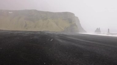 Kara Kum Sahili 'ne kar yağıyor Deniz yığınları ve dağlarla