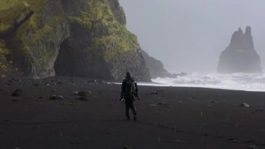 Kara Kum Sahili 'ndeki Kar Fırtınasında Kameralı Fotoğrafçı